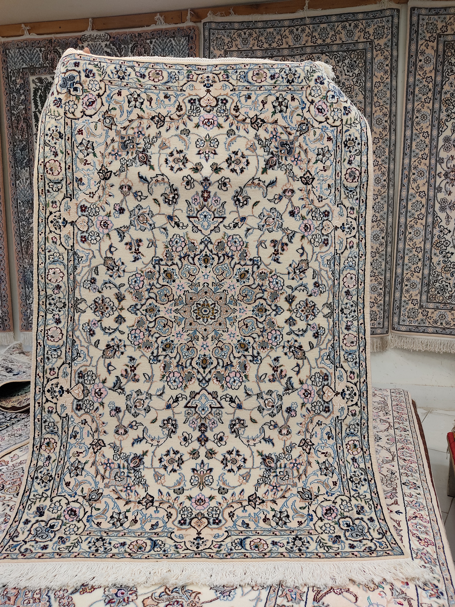 فرش دستباف نایین ذرع و نیم کرم گل ابریشم