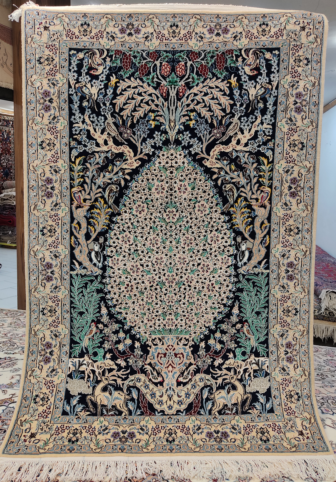 فرش دستباف نایین ذرع و نیم نقشه درخت زندگی گل ابریشم سرمه ای