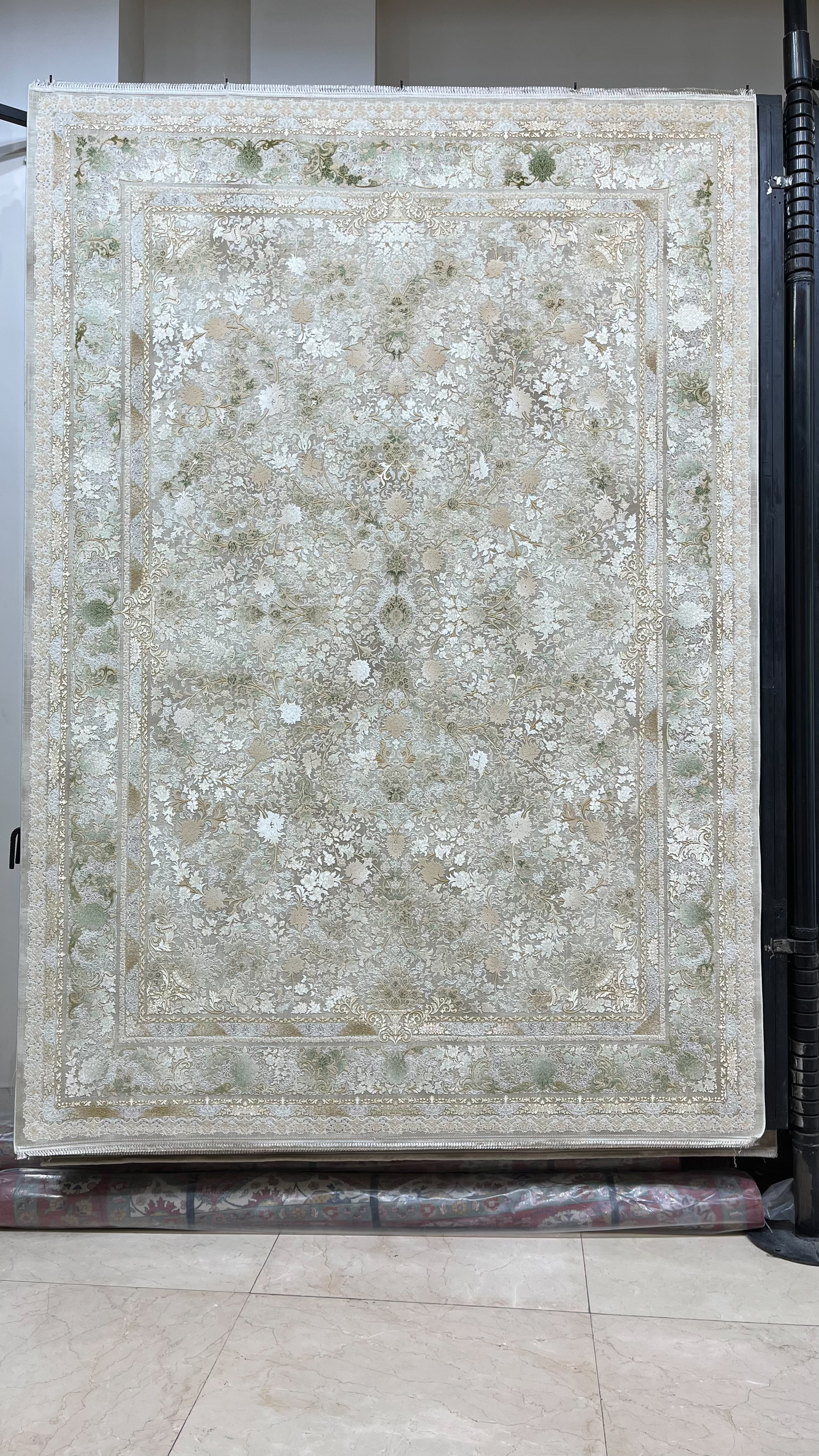 فرش آیریس رنگ نسکافه ای حاشیه سبز کد G528
